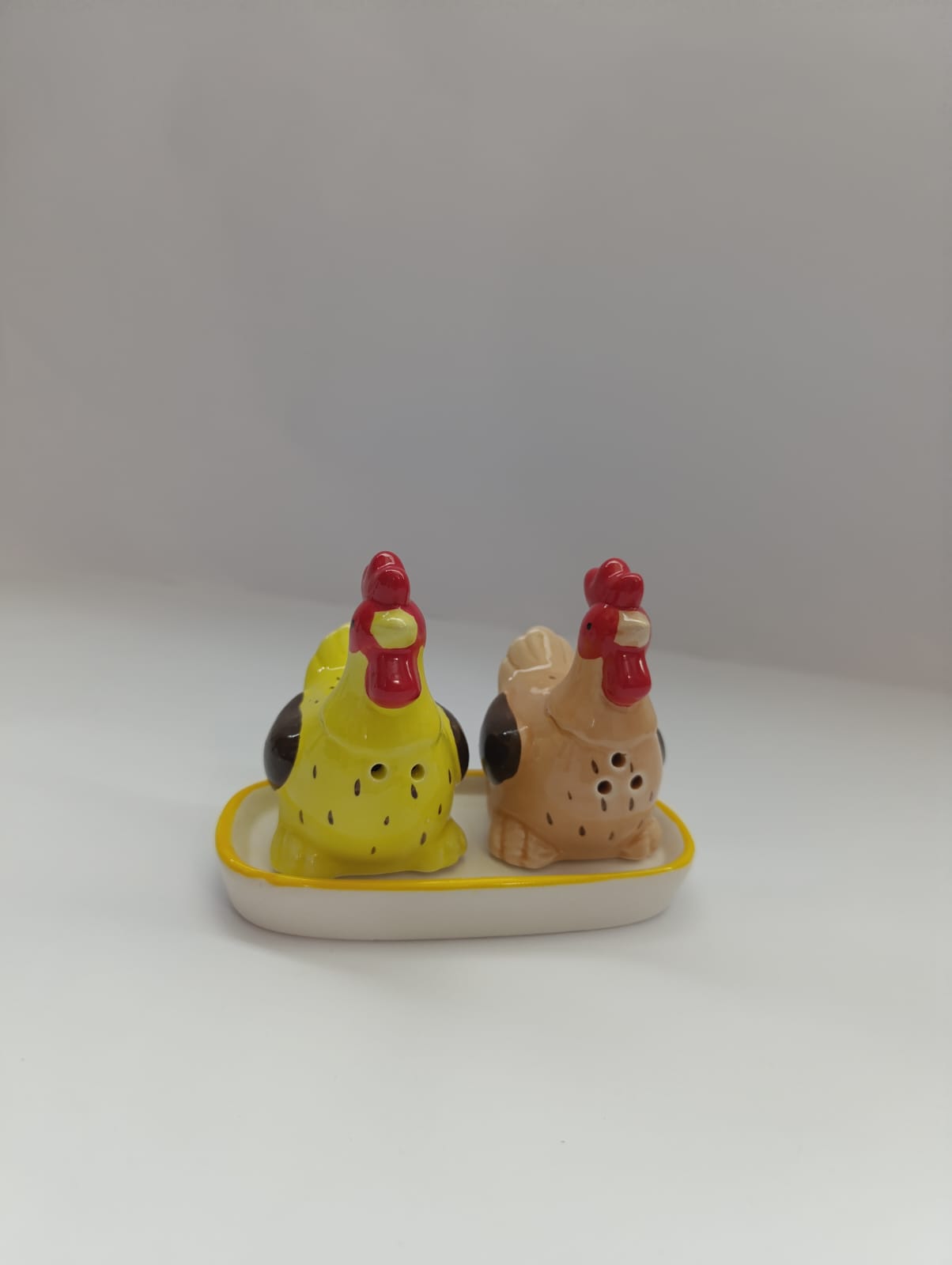 Salt and pepper pot