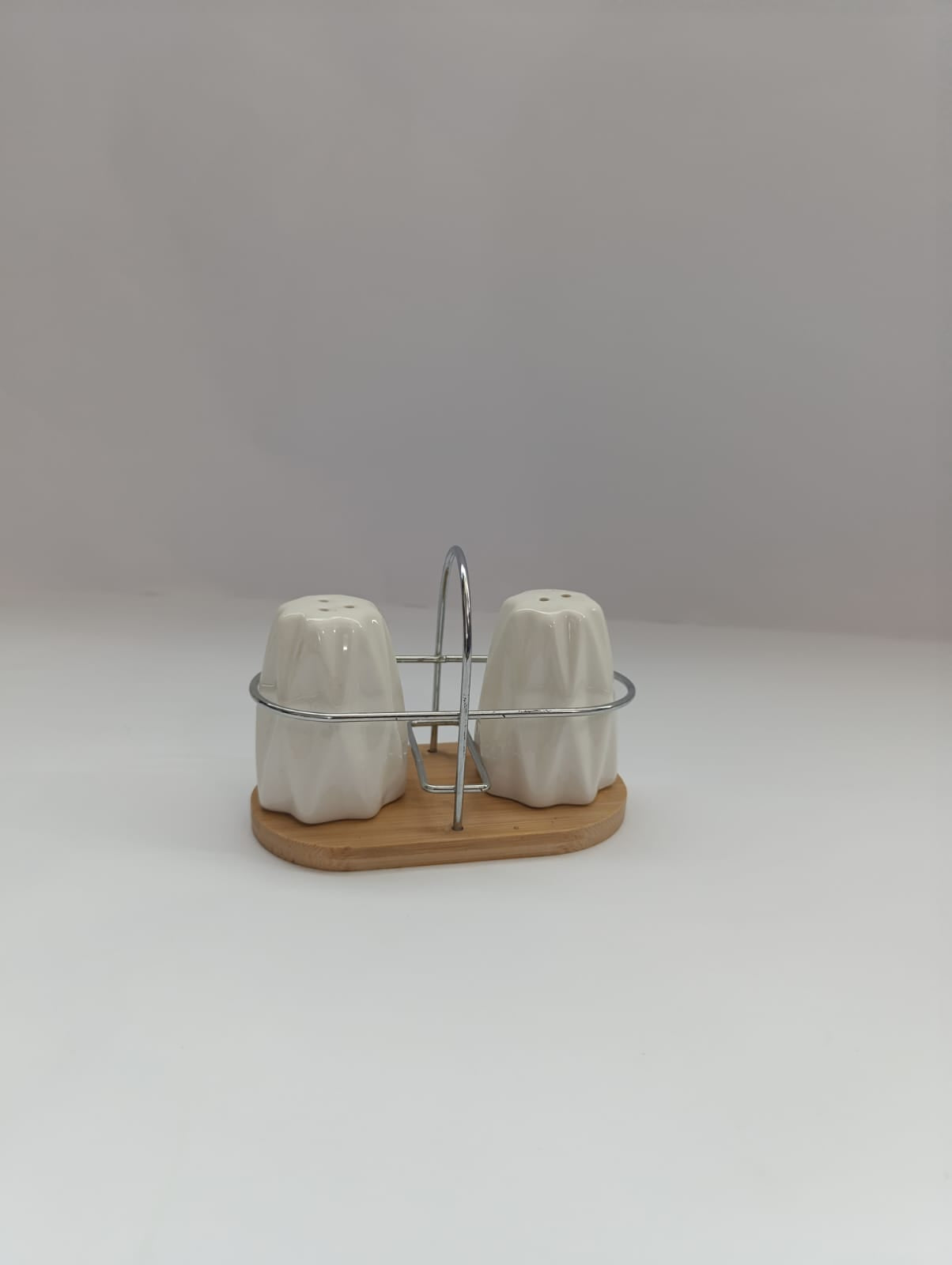 Salt and pepper pot