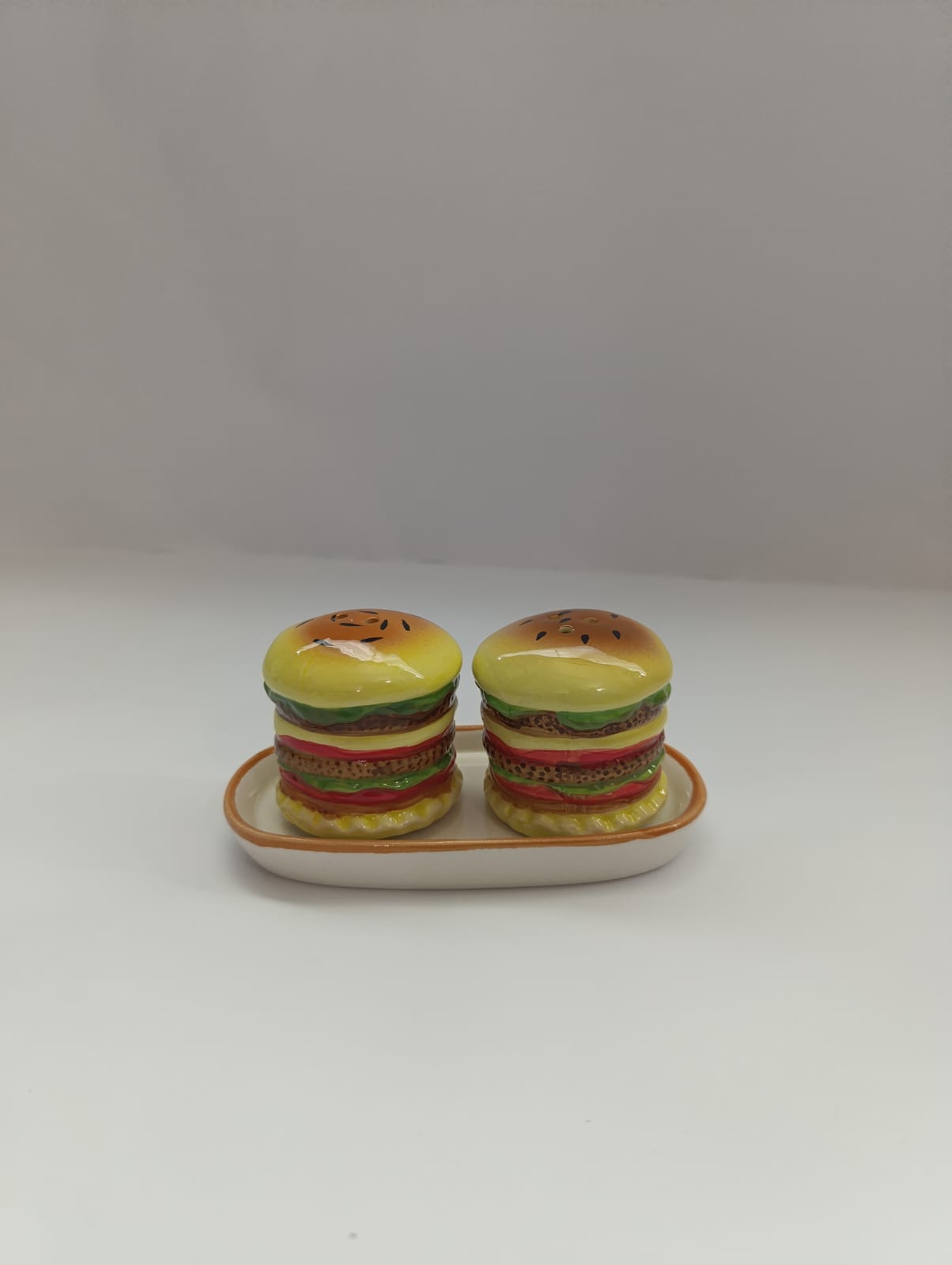 Salt and pepper pot