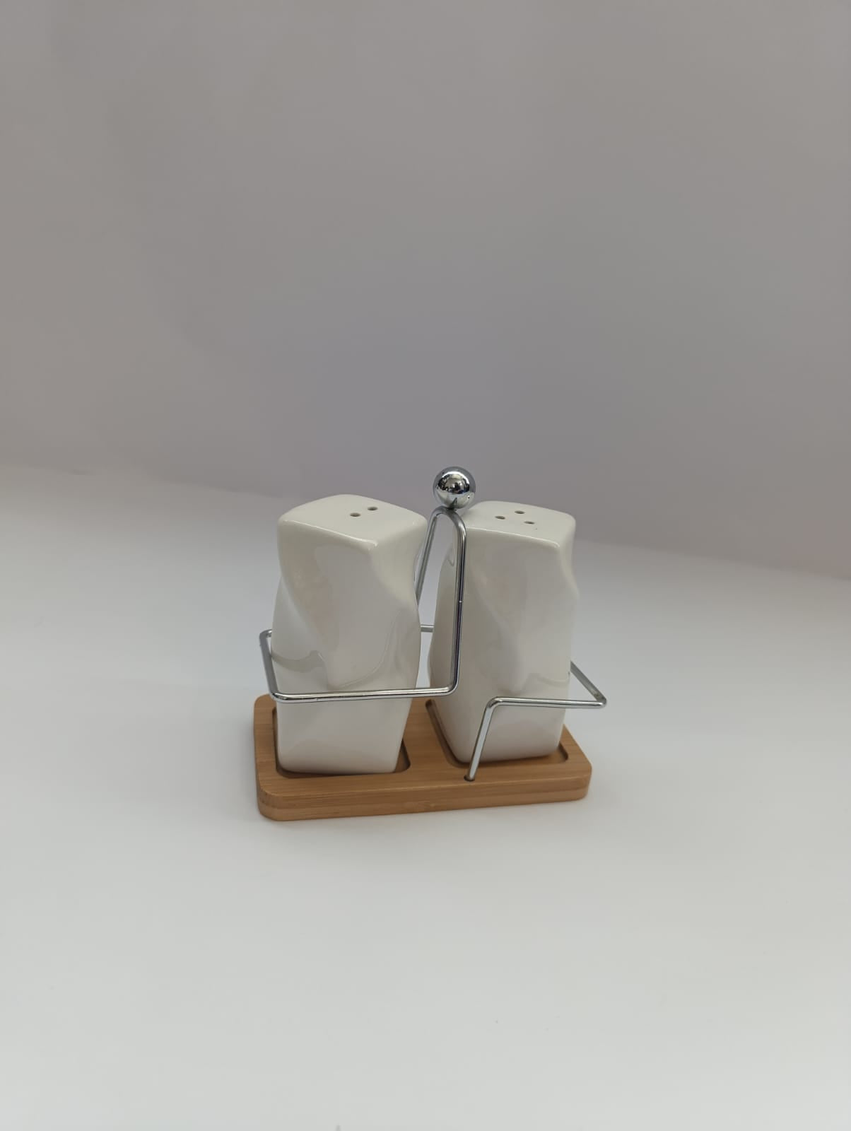 Salt and pepper pot
