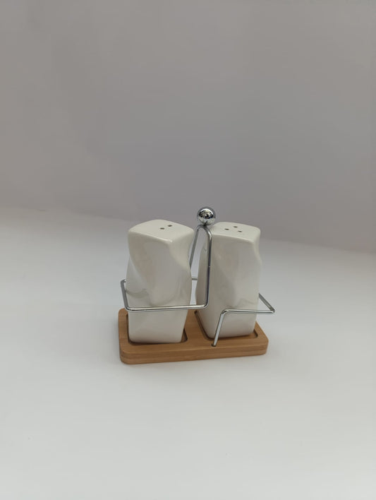 Salt and pepper pot